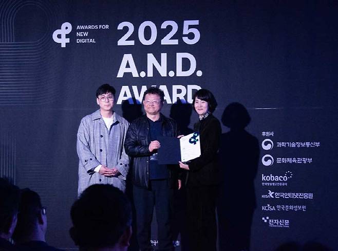 손윤정 인크로스 대표이사(오른쪽)가 앤어워드에서 디지털 서비스 부문 AI 분야 골드(Gold) 인증서를 수여받고 기념 촬영을 하고 있다. (사진=인크로스)