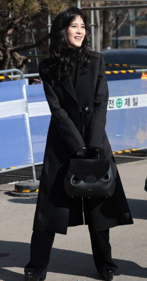 이 사장이 지난 9일 서울 강남구 휘문고등학교에서 열린 아들 임동현군의 졸업식에 참석해 웃어보이고 있는 모습. (사진=뉴스1)