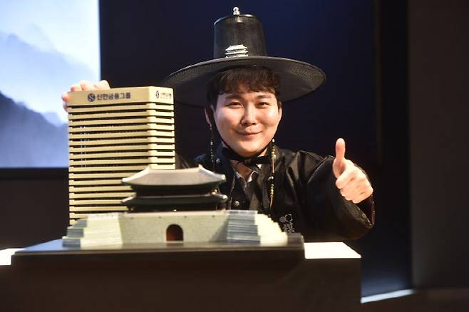 두루마기와 갓을 착용하고 트로피 앞에서 활짝 웃는 박정환 9단.(사진=한국기원 제공)