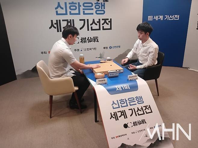 박정환 9단(왼쪽)과 왕싱하오 9단이 돌을 가리고 있다. 박정환 9단의 백번.(사진 MHN 엄민용 선임기자)