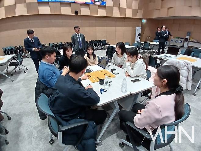 국가대표팀 선수들이 박정환 9단과 왕싱하오 9단의 승부를 검토하며 박정환 9단을 응원하고 있다.(사진 MHN 엄민용 선임기자)