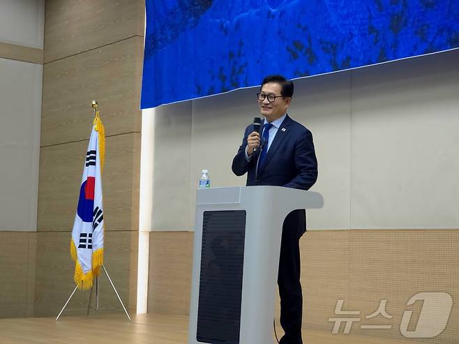 송영길 전 민주당 대표가 지난 26일 부산 벡스코에서 열린 더불어민주당 부산시당 주최 특강에서 강사로 나서 강연을 진행하고 있다. 2026.2.26 ⓒ 뉴스1 이주현 기자