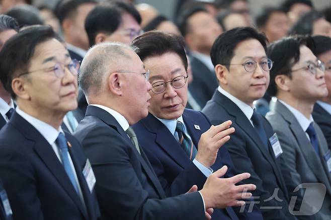이재명 대통령이 27일 전북 군산시 새만금 컨벤션센터에서 열린 새만금 로봇·수소·AI 시티 투자협약식에서 정의선 현대자동차 회장과 대화를 하고 있다. 2026.2.27 ⓒ 뉴스1 이재명 기자