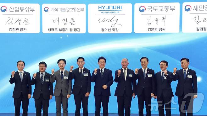 이재명 대통령과 정의선 현대자동차 회장이 27일 전북 군산시 새만금 컨벤션센터에서 열린 새만금 로봇·수소·AI 시티 투자협약식에서 투자협약을 체결한 뒤 기념촬영을 하고 있다. 왼쪽부터 김용범 정책실장, 김성환 기후에너지환경부 장관, 김정관 산업통상부 장관, 배경훈 부총리 겸 과학기술정보통신부 장관, 이재명 대통령, 정의선 현대자동차 회장, 김윤덕 국토교통부 장관, 김의겸 새만금청장, 김관영 전북도지사. 2026.2.27 ⓒ 뉴스1 이재명 기자
