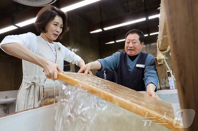 김혜경 여사가 27일 전북 전주천년한지관에서 한지 뜨기 체험을 하고 있다. (청와대통신사진기자단) 2026.2.27 ⓒ 뉴스1 이재명 기자