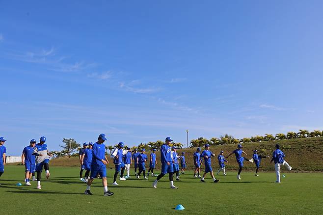 삼성 선수들이 일본 오키나와 온나손 아카마 구장에서 훈련하고 있다. 사진 | 삼성 라이온즈