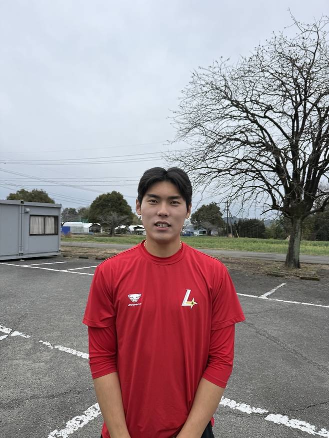 SSG 윤태현이  27일 일본 미야자키 아야니시키바루 구장에서 훈련을 마친 뒤 포즈를 취하고 있다. 사진 | SSG 랜더스