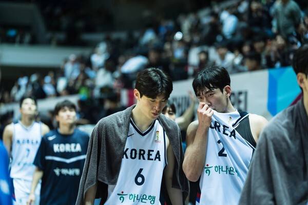 한국 남자 농구대표팀 이정현(왼)과 신승민. /사진=FIBA