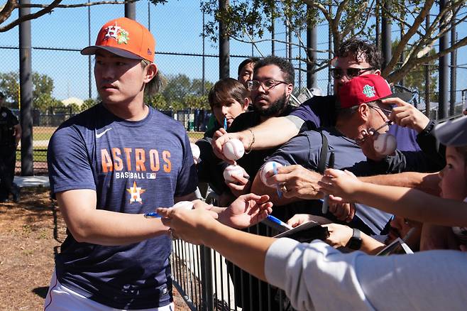 팬들의 사인 요청에 응하고 있는 이마이 다쓰야. AP연합뉴스