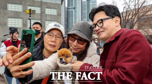 국민의힘이 본격적인 몸풀기에 나선 한동훈 전 대표와 겉으로는 거리를 두고 있지만, 물밑에서는 견제를 노골화하고 있다. 오른쪽은 26일 대구 삼성창조캠퍼스를 방문해 지지자들과 사진을 찍고 있는 한 전 대표. /뉴시스