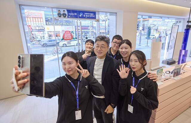 정재헌 SK텔레콤 CEO(가운데)가 다음 달 2일부터 'MWC 2026' 일정을 소화한다. 사진은 대전 PS&M 둔산본점 구성원들과 만나 기념 촬영을 하는 정 CEO. /SK텔레콤