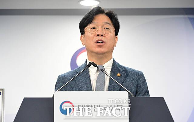 김영훈 고용노동부 장관이 27일 오전 서울 종로구 정부서울청사에서 중앙노동위원회와 노조법 2·3조 현장 안착을 위한 공동브리핑을 하고 있다. / 임영무 기자