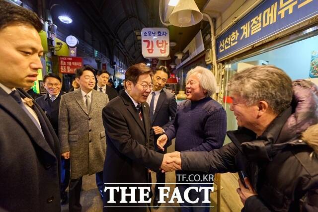 이재명 대통령은 27일 전북 전주 신중앙시장을 방문해 상인·주민들과 소통하는 시간을 가졌다. 이 대통령이 9일 오후 종로구 통인시장을 찾아 상인들과 인사하고 있다. /청와대