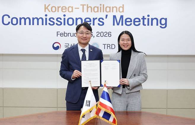 26일 임광현 국세청장(왼쪽)과 쿨라야 탄티테밋 국세청장이 조세행정 약정 서명 후 기념사진 촬영을 하고 있다. 국세청