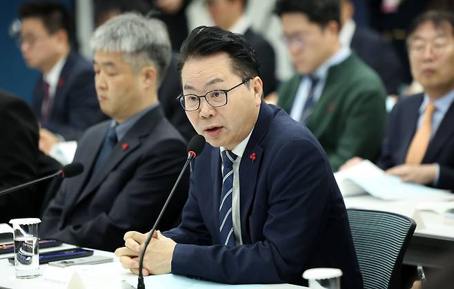 이한주 경제인문사회연구회 이사장이 지난 달 9일 서울 은평구 한국행정연구원에서 열린 경제인문사회연구회 업무보고에서 김민석 국무총리에게 총괄 보고를 하고 있다. /뉴시스