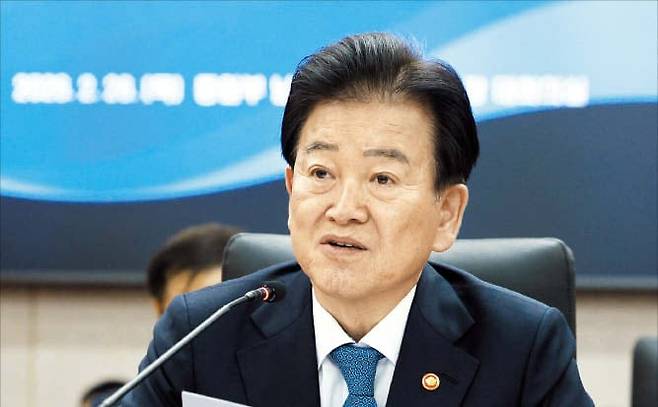 정동영 “北 입장 안타깝다” 정동영 통일부 장관이 26일 ‘접경 지역 평화 안전 연석회의’에서 “평화공존이 남북 주민에게 가장 필요한 길이자 유일한 길”이라고 했다./연합뉴스