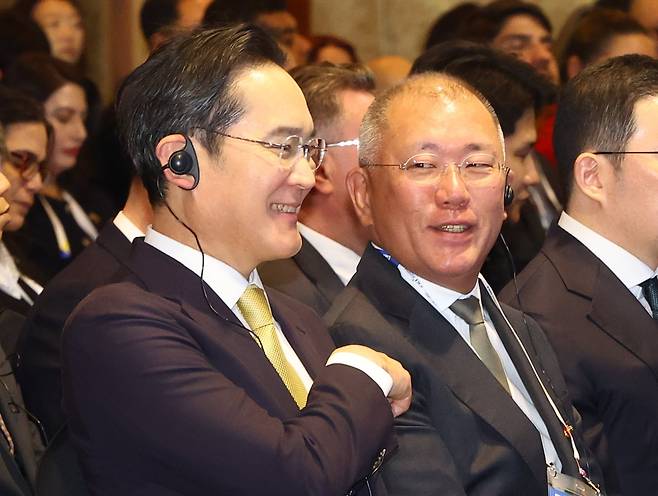 이재용(왼쪽) 삼성전자 회장과 정의선 현대차그룹 회장이 지난 23일 서울 중구 롯데호텔에서 열린 한국·브라질 비즈니스 포럼에 참석해 대화하고 있다. /뉴시스