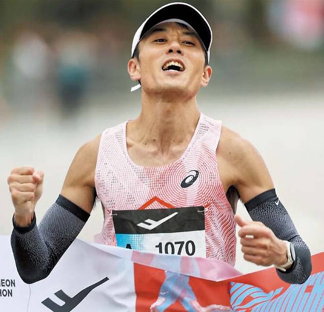 2025 춘천마라톤 일반부 우승자 박현준씨가 결승선을 통과하고 있다. /김지호 기자