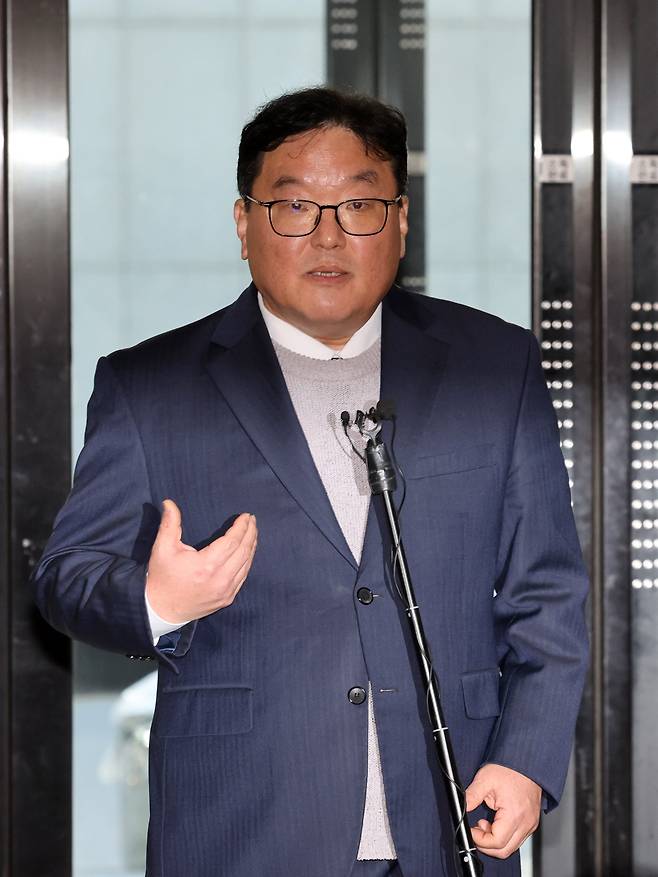 쿠팡 사건을 무혐의 처분하도록 외압을 행사한 혐의로 27일 기소된 엄희준 광주고검 검사가 서울 서초구 안권섭 특별검사팀 사무실 건물 앞에서 입장을 밝히고 있다. /뉴시스