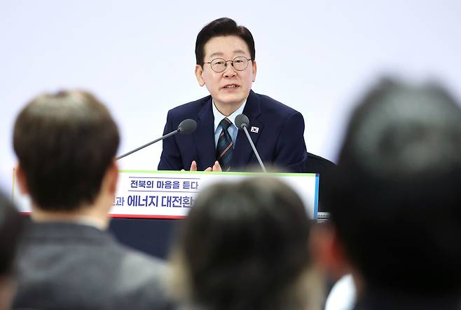 이재명 대통령이 27일 전북 전주시 전북대에서 열린 '전북의 마음을 듣다' 타운홀 미팅 간담회에서 발언하고 있다./뉴시스