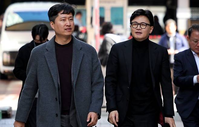 한동훈 전 국민의힘 대표가 우재준 국민의힘 청년최고위원과 지난 25일 대구 중구 대구패션주얼리특구를 방문해 이동하고 있다. ⓒ뉴시스