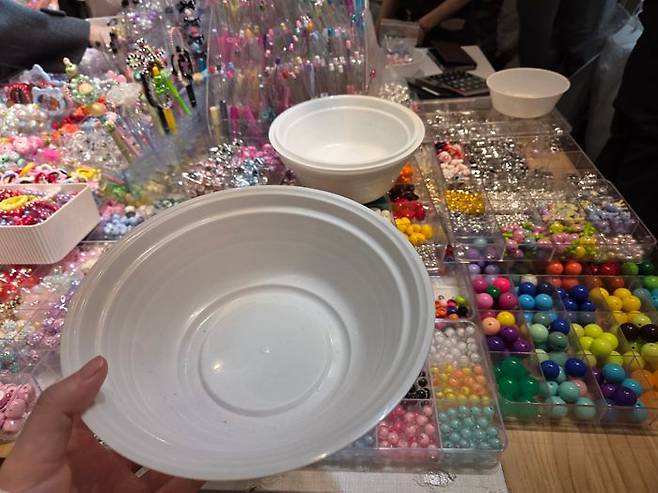 '볼꾸'는 상점에 마련된 일회용 그릇에 원하는 비즈를 담고, 취향에 맞는 볼펜 바디를 고른 뒤 비즈와 참을 차례로 끼워 조합하면 된다. ⓒ데일리안 남가희 기자