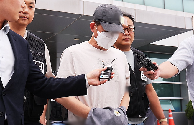 인천에서 틱톡커 20대 여성 B씨를 폭행하고 살해한 A씨가 지난해 9월16일 구속 전 피의자 심문을 위해 경기도 용인동부경찰서에 출석하고 있다. ⓒ연합뉴스