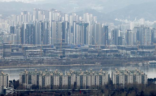 서울 강남3구(강남·서초·송파) 아파트값이 일제히 하락 전환했다. 용산구까지 내림세로 돌아서면서 서울 집값 상승세의 변곡점이 현실화하는 것 아니냐는 관측이 나온다. 26일 한국부동산원이 발표한 2월 넷째주(23일 기준) 주간 아파트가격 동향에 따르면 서울 아파트 매매가격은 0.11% 상승해 지난해 2월 첫째주 이후 55주 연속 상승세를 이어갔다. 다만 상승 폭은 2월 첫째주 0.27%에서 둘째주 0.22%, 셋째주 0.15%에 이어 이번 주까지 4주 연속 둔화됐다. 사진은 26일 서울 중구 남산에서 서울시내 아파트가 보이고 있다. 2026.02.26 서울=뉴시스