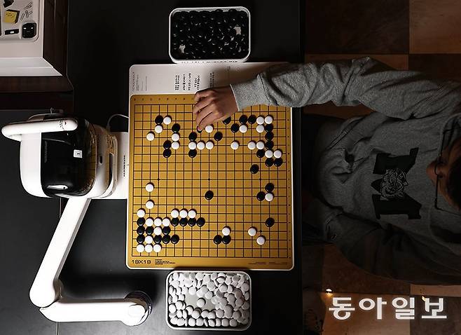26일 오후 서울 서초구 신세계백화점 강남점 팝업스토어에서 청소년이 인공지능(AI) 바둑로봇 ‘센스로봇 고’와 대국을 펼치고 있다. 2016년 ‘알파고 쇼크’ 이전에는 선배 기사들의 기보를 보고, 스승과 함께 공부했지만 이제는 AI를 이용한 공부법이 대세가 됐다. 바둑 애호가부터 기사들까지 AI를 파트너 삼아, AI를 넘어설 방법을 연구하는 셈이다. 양회성 기자 yohan@donga.com