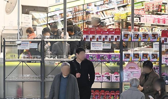 25일 경기 수원시 한 편의점에서 시민들이 간편식으로 점심을 먹고 있다.   연일 치솟는 외식 물가로 식사비 지출을 줄이기 위해 도시락이나 간편식품으로 끼니를 해결하는 시민들이 늘고 있다. 사진=뉴시스
