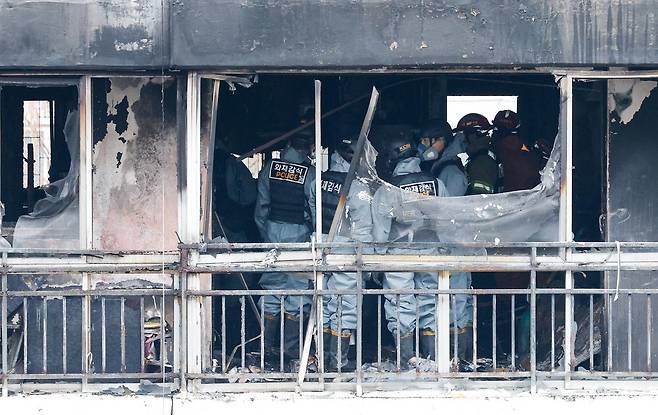 24일 오전 서울 강남구 은마아파트에서 경찰, 소방 관계자들이 화재 원인 조사를 위해 합동 감식을 하고 있다. 소방당국에 따르면 이날 오전 6시 18분쯤 발생한 화재로 10대 여성 1명이 숨지고 3명이 다쳤다. 2026.2.24. 뉴스1