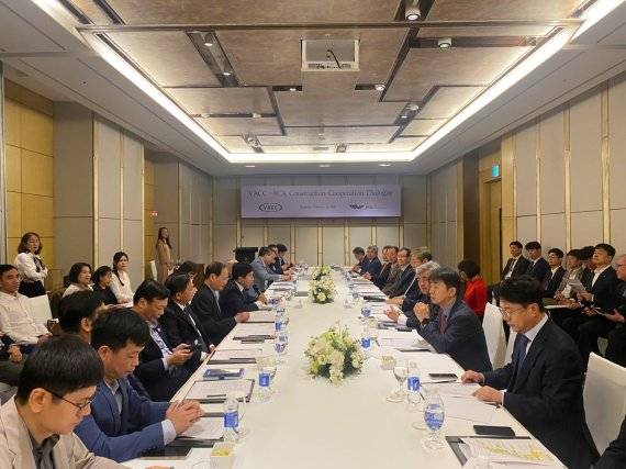 대한건설단체총연합회 대표단(오른쪽)은 지난 26일 베트남건설협회와 협력 강화 방안에 대해 논의하고 있다. 베트남 건설부 제공