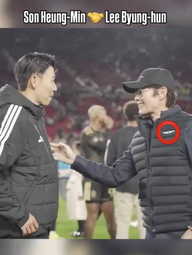 2026시즌 미국 프로축구 메이저리그사커(MLS) 개막전에서 손흥민과 이병헌이 인사를 나누는 장면.뉴시스