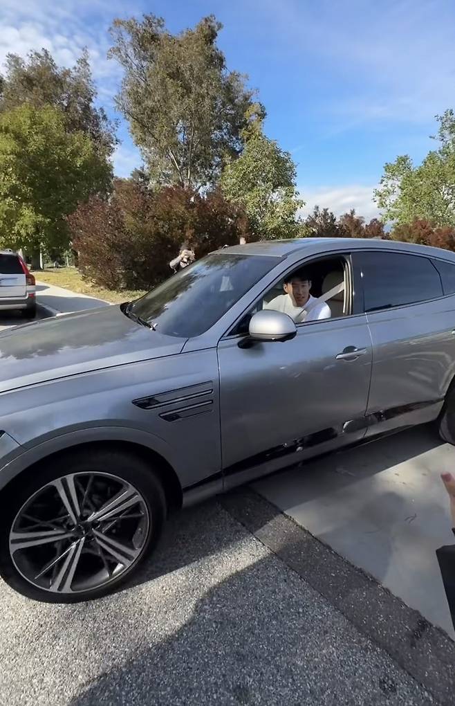 손흥민이 제네시스 'GV80 쿠페'를 직접 운전하는 모습.뉴시스