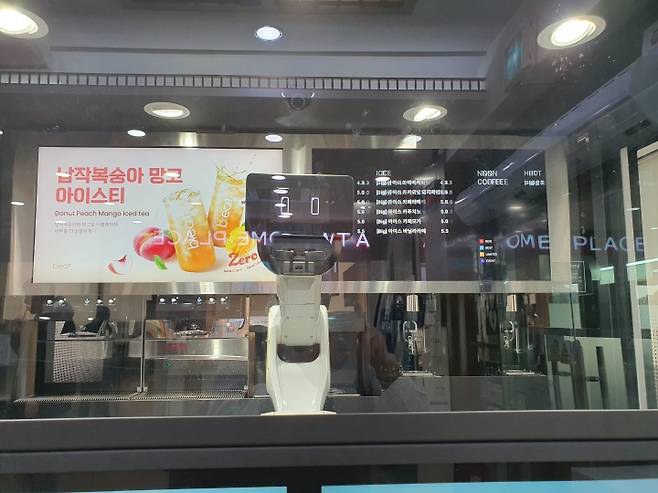 칠곡휴게소에서 만난 커피&nbsp;로봇.