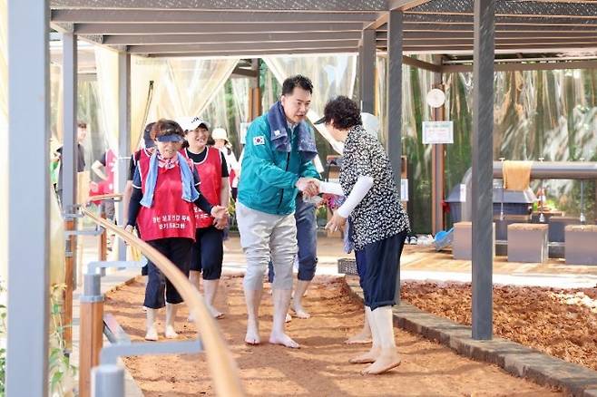 오언석 도봉구청장이 초안산근린공원 맨발 걷기 프로그램에 참여해 구민들과 인사를 나누고 있다. 도봉구 제공
