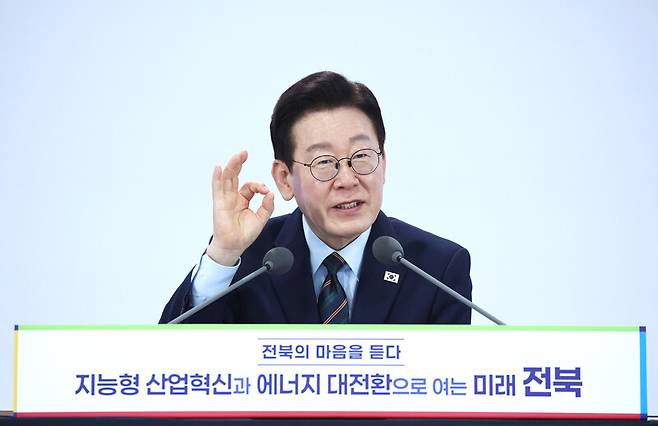 이재명 대통령이 27일 전북 전주시 전북대학교에서 열린 ‘전북의 마음을 듣다’ 타운홀미팅 간담회에서 발언하고 있다. 연합뉴스