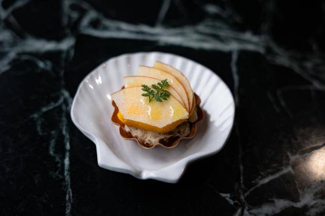 서울 마포구 요수정의 '부사 사과와 파네카라자우'. 장준우 제공