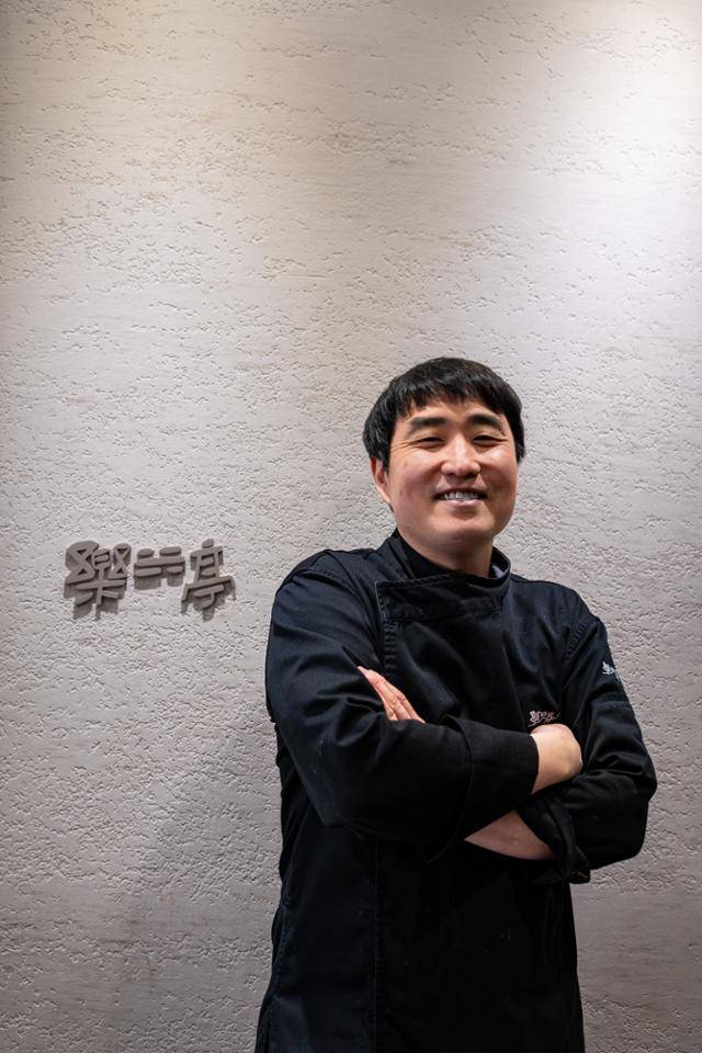 신창현 셰프가 자신의 매장 앞에서 포즈를 취하고 있다. 장준우 제공