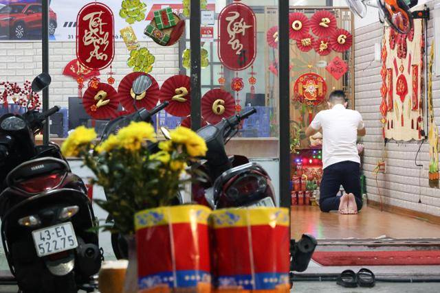 베트남 뗏을 앞둔 17일 베트남 다낭의 한 가정집에서 남성이 기도를 올리고 있다. 다낭=타스통신 연합뉴스