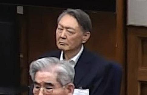 윤석열 전 대통령이 19일 서울 서초구 서울중앙지법에서 열린 12·3 비상계엄 관련 내란 우두머리 혐의 사건 1심 선고공판에 출석해 선고를 받고 있다. 이날 재판부는 윤 전 대통령에게 무기징역을 선고하며 '65세로 고령이라는 점'을 유리한 양형 참작 사유로 들었다. 서울중앙지법 제공