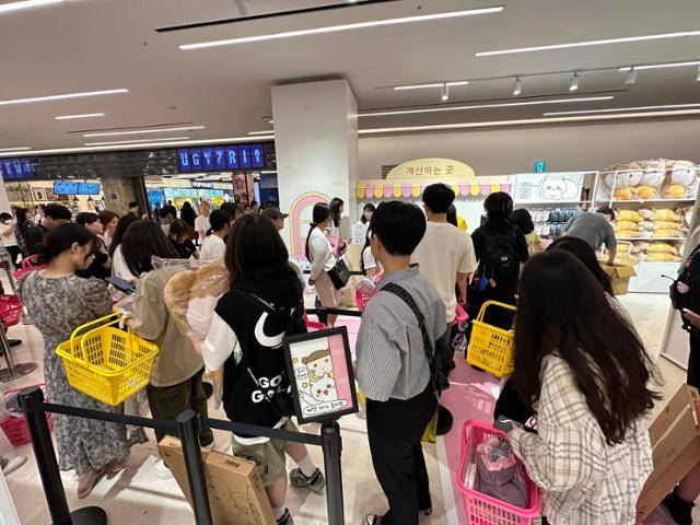 네이버웹툰이 2023년 6월 서울 강남구 스타필드 코엑스몰에서 오픈한 웹툰 팝업스토어에 물건을 구매하려는 팬들이 줄을 서 있다. 네이버웹툰 제공
