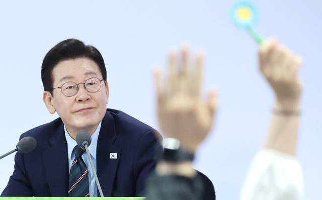 이재명 대통령이 27일 전북 전주시 전북대학교에서 열린 '전북의 마음을 듣다' 타운홀미팅에서 질문을 받고 있다. 뉴시스