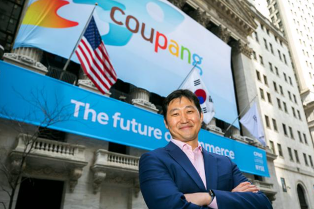 김범석 쿠팡아이엔씨(Inc) 이사회 의장이 미국 뉴욕증권거래소(NYSE)에 상장한 2021년 3월 11일 쿠팡 배너가 정면을 장식한 NYSE 앞에서 웃으며 포즈를 취하고 있다. 뉴욕=AP 연합뉴스