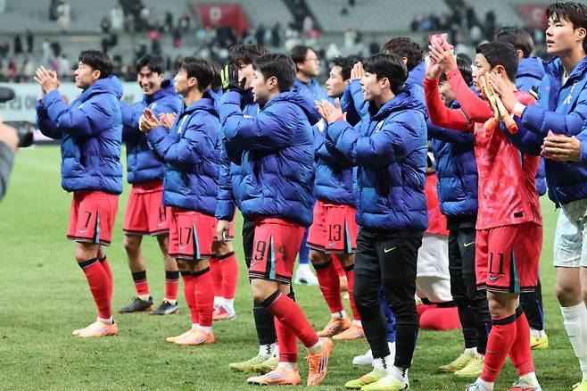 <yonhap photo-4686=""> 관중에 인사하는 대표팀 선수들 (서울=연합뉴스) 서대연 기자 = 18일 서울 마포구 서울월드컵경기장에서 열린 남자축구 국가대표 A매치 평가전 대한민국과 가나의 경기. 1-0으로 승리를 거둔 우리나라 선수들이 관중에 인사하고 있다. 2025.11.18 dwise@yna.co.kr/2025-11-18 22:04:02/ 연합뉴스</yonhap>