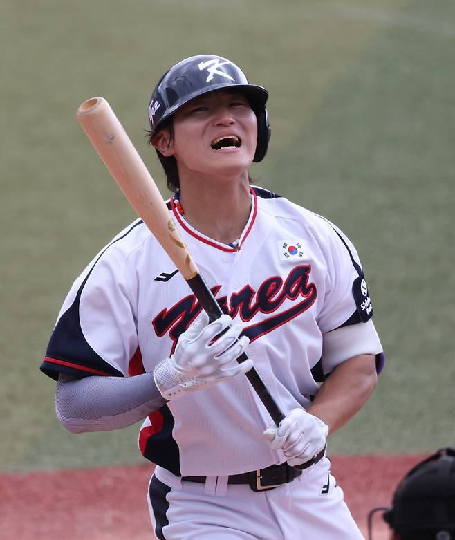 <yonhap photo-4445=""> 아쉬워하는 김도영 (가데나[일본 오키나와현]=연합뉴스) 이진욱 기자 = 26일 일본 오키나와현 가데나의 가데나 구장에서 열린 2026 월드베이스볼클래식(WBC) 대한민국 야구대표팀과 삼성 라이온즈 연습경기. 5회말 무사 대표팀 3번타자 김도영이 공을 놓친 뒤 아쉬워하고 있다. 2026.2.26 [연합뉴스]</yonhap>