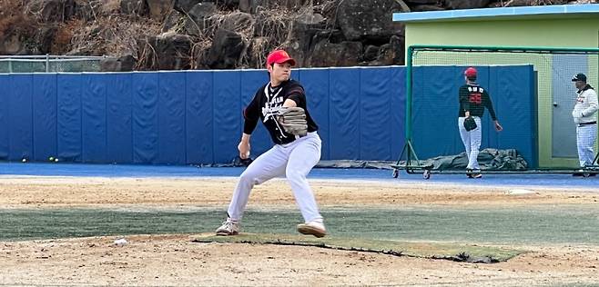 26일 제주도에서 열린 자체 청백전에서 최고 구속 148㎞/h를 기록한 민승기. 울산 웨일즈 제공