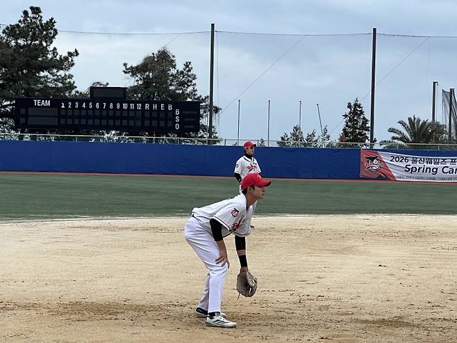 울산 웨일즈 내야수로 테스트 받는 신준우와 노강민. 울산 웨일즈 제공