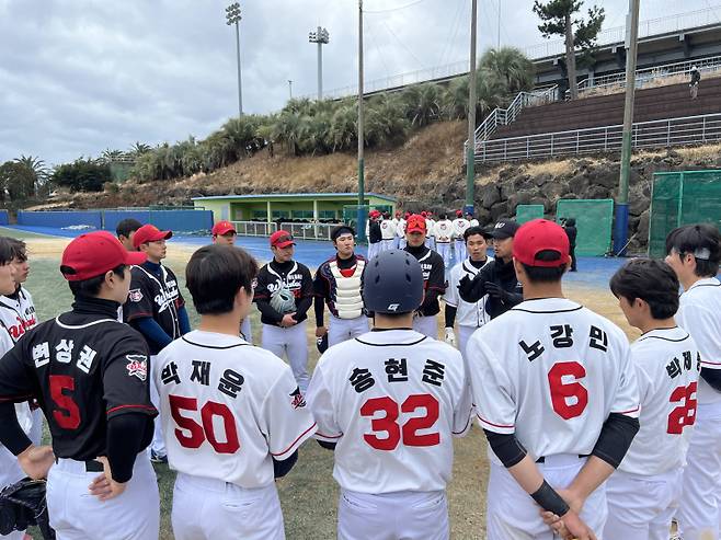 26일 자체 청백전을 마친 뒤 대화를 나누는 울산 웨일즈 선수단. 울산 웨일즈 제공