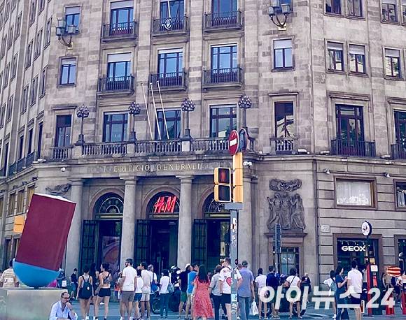 행인들로 가득 찬 바르셀로나 쇼핑가. [사진=설래온 기자 ]